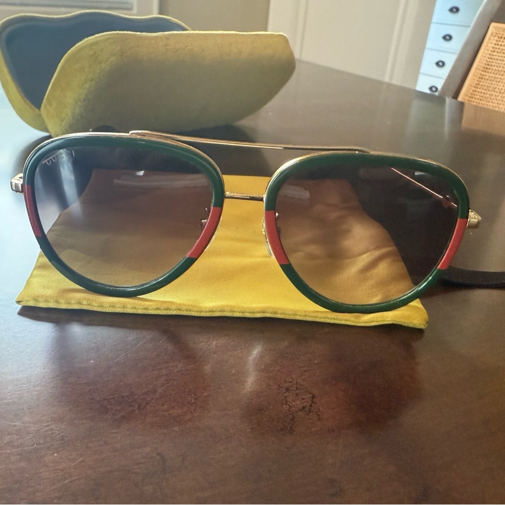 New Gucci Sunglasses with Case/Duster